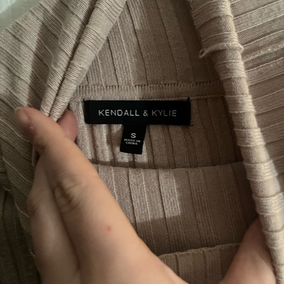Small Kendall and Kylie turtleneck - Picture 2 of 2
